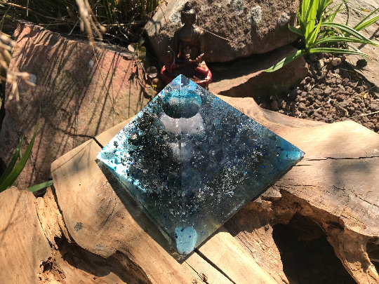 Orgonite pyramidale apathie bleue roulée & brute 14 cm pyrite / galène brute / obsidienne noire brute / cristal de roche / feuilles d’argent / métaux
