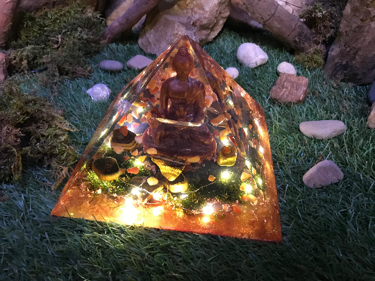 Orgonite pyramidale bouddha 20 cm d’œil de tigre / cornaline / d’agate / cristal de roche / feuilles de cuivre / métaux