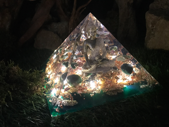 Orgonite pyramidale bouddha 18 cm agates / jaspe paysage / pyrite / sélénite / cristal de roche / sable / feuilles d’or & cuivre / métaux