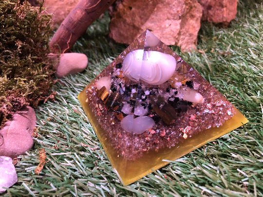 Orgonite pyramidale agate de 9 cm / citrine / calcite jaune / œil de tigre / tourmaline noire / cristal de roche / feuilles d’or & argent & cuivre / métaux