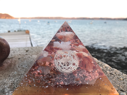 Orgonite pyramidale pierre de soleil de 12 cm / cornaline / calcite jaune brute / cristal de roche / symbole géométrie sacrée soleil & lune / feuilles de cuivre / métaux