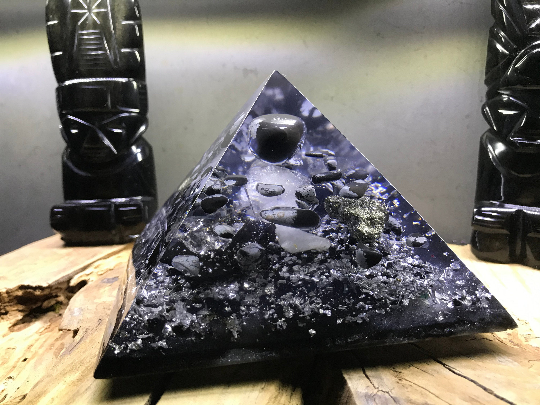 Orgonite pyramidale obsidienne flocons de neige 12 cm / pyrite / shungite brute / cristal de roche / feuilles d’argent / métaux