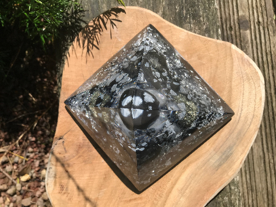 Orgonite pyramidale obsidienne flocons de neige 12 cm / pyrite / shungite brute / cristal de roche / feuilles d’argent / métaux