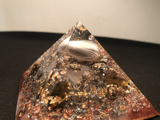 Orgonite pyramidale agate grise bandée de 9 cm / jaspe orbiculaire / d’œil de tigre / cristal de roche / feuilles d’or & cuivre / métaux