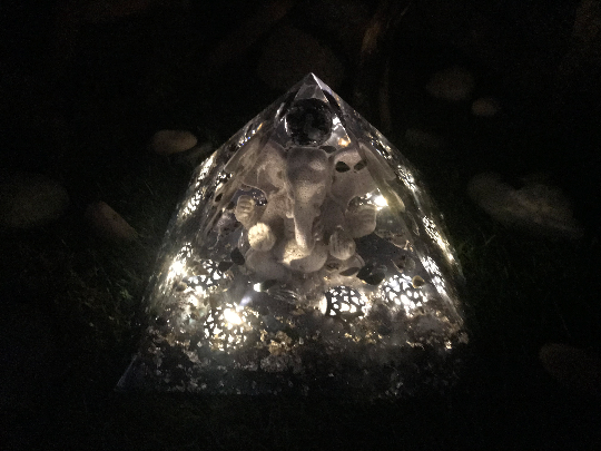 Orgonite pyramidale ganesh 20 cm Gabbro Merlinite / pierres œil de faucon / jaspe dalmatien / cristal de roche / feuilles d'or & d’argent / métaux