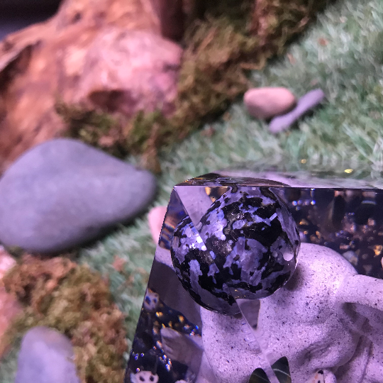 Orgonite pyramidale ganesh 20 cm Gabbro Merlinite / pierres œil de faucon / jaspe dalmatien / cristal de roche / feuilles d'or & d’argent / métaux
