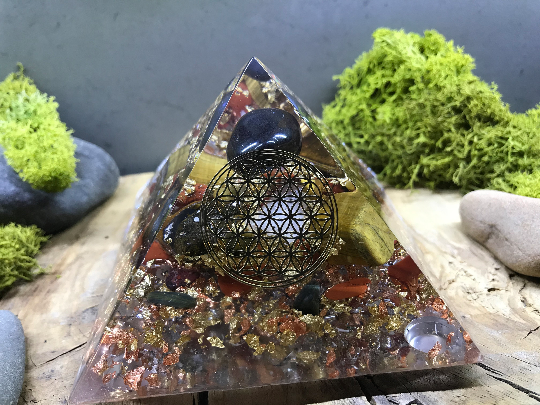 Orgonite pyramidale hematite de 9 cm / œil de tigre / jaspe rouge / cristal de roche / symbole fleur de vie / feuilles or & cuivre