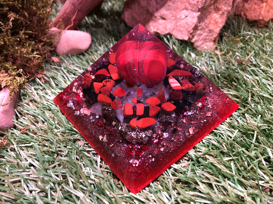 Orgonite pyramidale jaspe rouge de 9 cm / grenat / tourmaline noire brute / pyrite / cristal de roche / feuilles d’or & argent & cuivre / métaux
