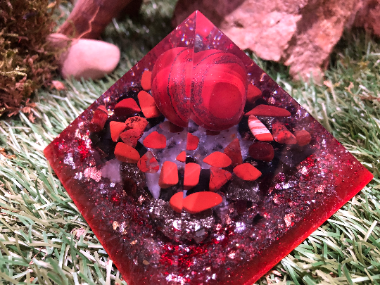 Orgonite pyramidale jaspe rouge de 9 cm / grenat / tourmaline noire brute / pyrite / cristal de roche / feuilles d’or & argent & cuivre / métaux