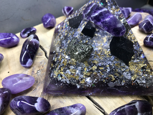 Orgonite pyramidale améthyste chevron de 9 cm / quartz rose / pyrite / shungite brute / cristal de roche / feuilles d’or & cuivre / métaux
