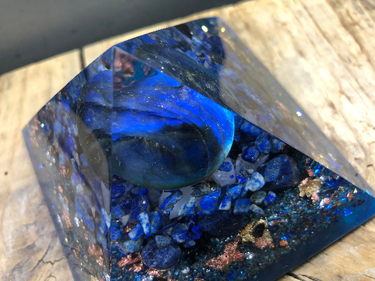 Orgonite pyramidale labradorite de 9 cm / lapis-lazuli / sodalite / cristal de roche / feuilles d’or & argent & cuivre / métaux