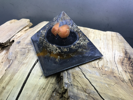 Orgonite pyramidale cornaline de 9 cm / cristal de roche / symbole labyrinthe / bronze