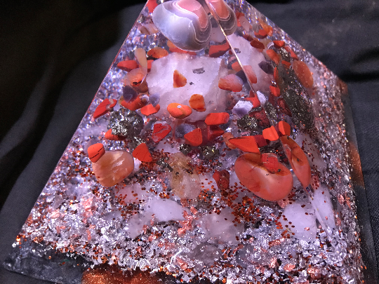 Orgonite pyramidale pierre agate grise du Botswana de 16 cm / cornaline / citrine / jaspe rouge / obsidienne larme d’apache / pyrite / cristal de roche / symbole géométrie sacrée céleste soleil et lune / feuilles cuivre & d’argent / métaux