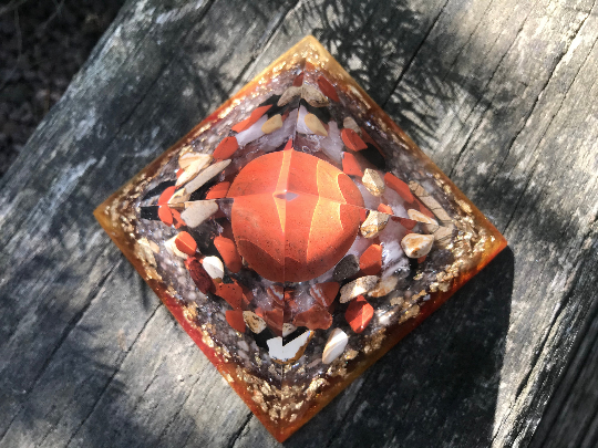 Orgonite pyramidale jaspe rouge de 9 cm / jaspe paysage / shungite brute / cristal de roche / feuilles d’or / métaux