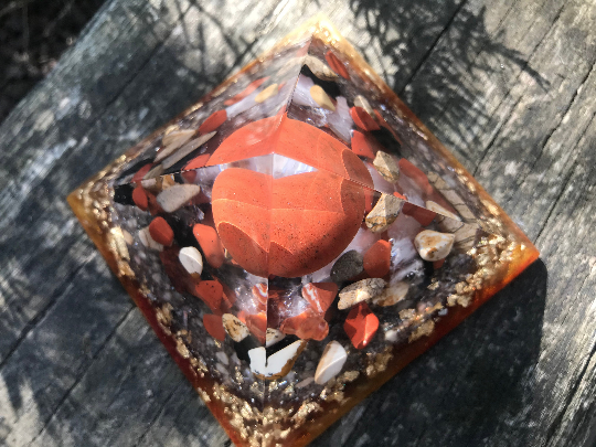 Orgonite pyramidale jaspe rouge de 9 cm / jaspe paysage / shungite brute / cristal de roche / feuilles d’or / métaux