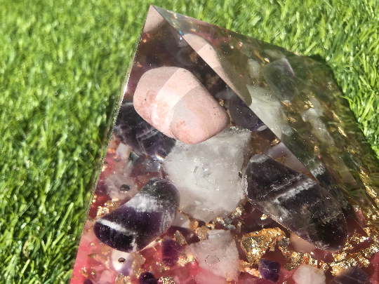 Orgonite pyramidale de 12 cm rhodonite / améthyste chevron / quartz rose / cristal de roche / feuilles d’or