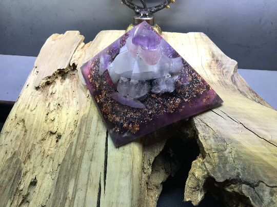 Orgonite pyramidale améthyste brute de 14 cm / quartz rose / sélénite / shungite brute / cristal de roche / feuilles de cuivre / métaux