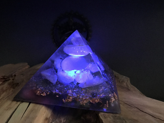 Orgonite pyramidale améthyste brute de 14 cm / quartz rose / sélénite / shungite brute / cristal de roche / feuilles de cuivre / métaux