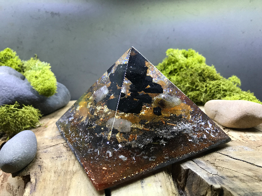 Orgonite pyramidale shungite brute de 9 cm / cristal de roche / feuilles d’or & copeaux
