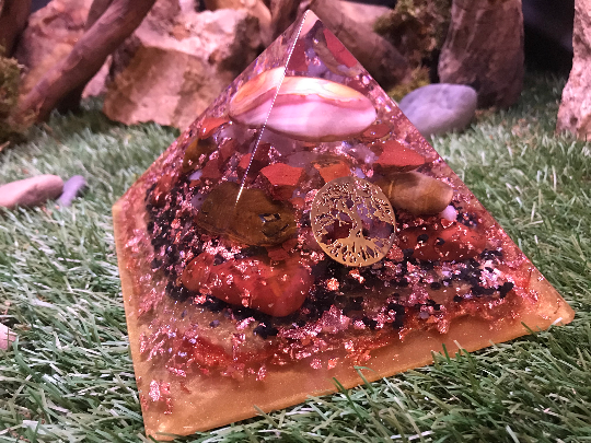 Orgonite pyramidale jaspe polychrome (impérial) de 16 cm / jaspe rouge brute & poli / oeil de tigre / cristal de roche / feuilles de cuivre / copeaux métaux / symbole arbre de vie