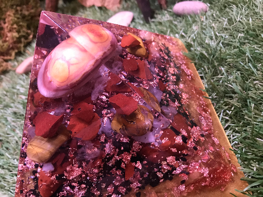 Orgonite pyramidale jaspe polychrome (impérial) de 16 cm / jaspe rouge brute & poli / oeil de tigre / cristal de roche / feuilles de cuivre / copeaux métaux / symbole arbre de vie