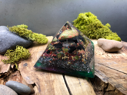 Orgonite pyramidale jaspe unakite de 9 cm / shungite brute / cristal de roche / feuilles d’or & cuivre / métaux
