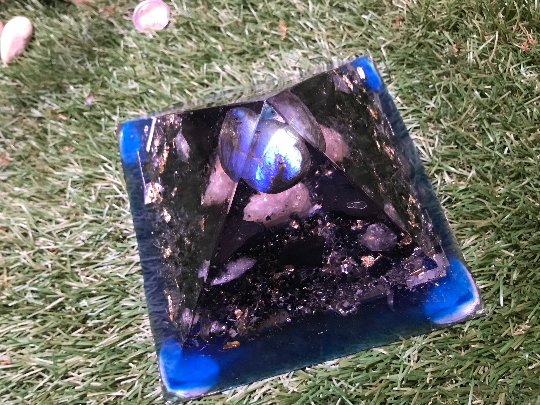 Orgonite pyramidale labradorite de 16 cm / shungite brute / cristal de roche / feuilles d’or / métaux
