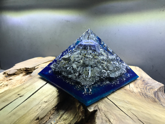 Orgonite pyramidale sodalite brute de 12 cm / morceaux d’hematite brute / galène brute / morceaux shungite brute / cristal de roche / feuilles d’argent / petites pièces métalliques / métaux