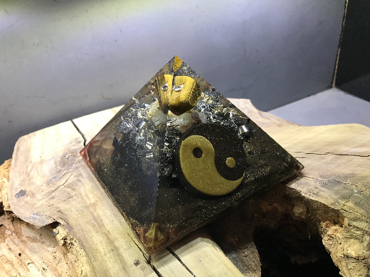 Orgonite pyramidale pierre oeil de tigre de 12 cm / cristal de roche / symbole Yin & Yang / copeaux de bronze / zinc / poudre métallique