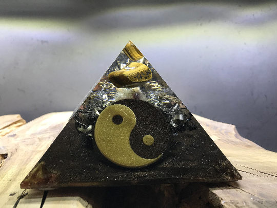 Orgonite pyramidale pierre oeil de tigre de 12 cm / cristal de roche / symbole Yin & Yang / copeaux de bronze / zinc / poudre métallique
