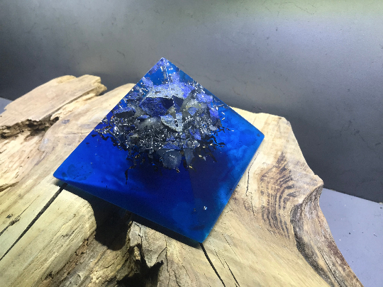 Orgonite pyramidale lapis-lazuli brut de 12 cm / cristal de roche / poudre métallique / métaux