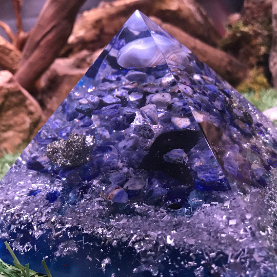 Orgonite pyramidale agate bleue de 14 cm / pyrite / sodalite / shungite brute / cristal de roche / feuilles d’argent / métaux