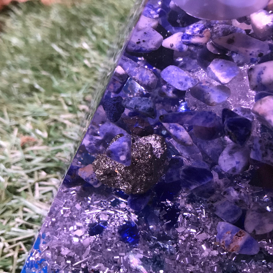 Orgonite pyramidale agate bleue de 14 cm / pyrite / sodalite / shungite brute / cristal de roche / feuilles d’argent / métaux