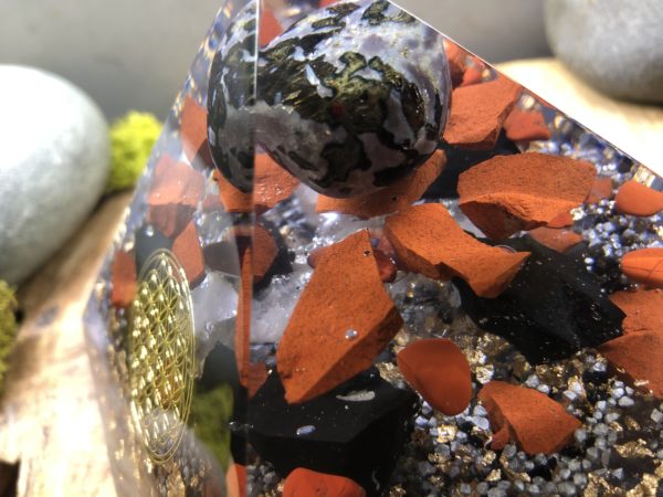 Orgonite pyramidale Merlinite 12 cm Fleur de vie/Jaspe rouge brut/Shungite/Cristal de roche