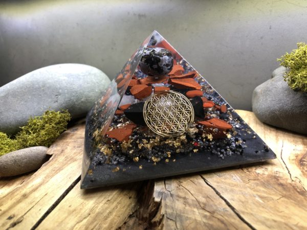 Orgonite pyramidale Merlinite 12 cm Fleur de vie/Jaspe rouge brut/Shungite/Cristal de roche