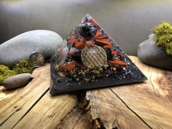 Orgonite pyramidale Merlinite 12 cm Fleur de vie/Jaspe rouge brut/Shungite/Cristal de roche