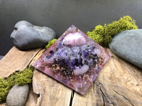 Orgonite pyramidale Rhodochrosite 9 cm /Améthyste brute/Quartz rose/Tourmaline noire