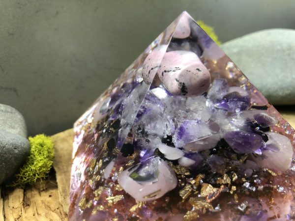 Orgonite pyramidale Rhodochrosite 9 cm /Améthyste brute/Quartz rose/Tourmaline noire