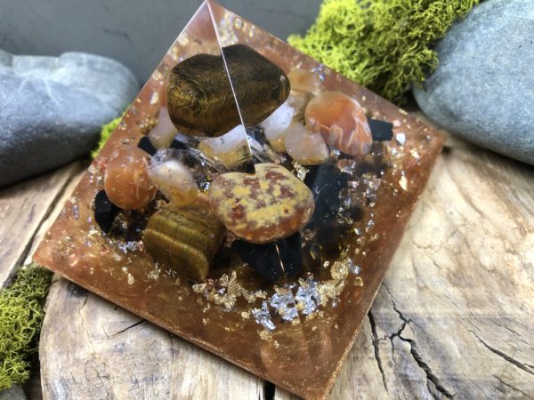 Orgonite pyramidale Oeil de tigre 9 cm /Cornaline/Shungite/Cristal de roche