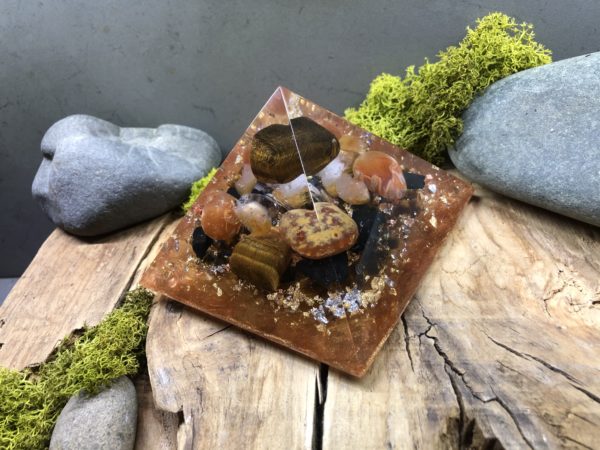 Orgonite pyramidale Oeil de tigre 9 cm /Cornaline/Shungite/Cristal de roche