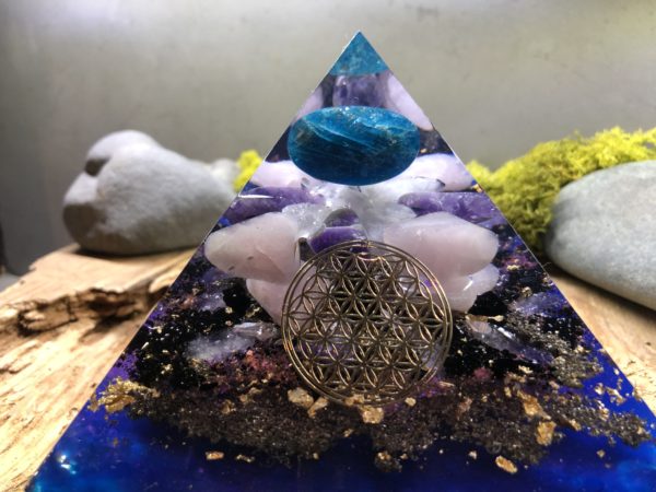 Orgonite pyramidale avec Apatite/Améthyste/Quartz Rose/12 cm