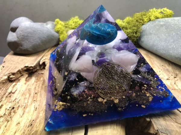 Orgonite pyramidale avec Apatite/Améthyste/Quartz Rose/12 cm