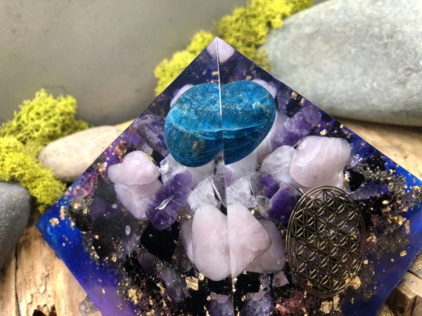 Orgonite pyramidale avec Apatite/Améthyste/Quartz Rose/12 cm