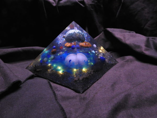 Orgonite pyramidale Apatite 14cm/Angélite/Oeil de tigre/Pyrite