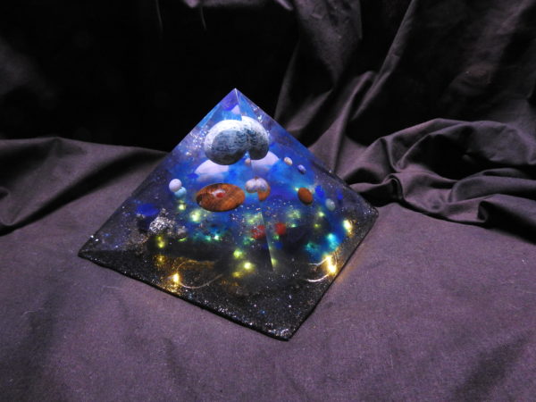 Orgonite pyramidale Apatite 14cm/Angélite/Oeil de tigre/Pyrite