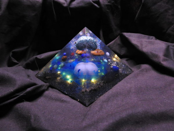 Orgonite pyramidale Apatite 14cm/Angélite/Oeil de tigre/Pyrite