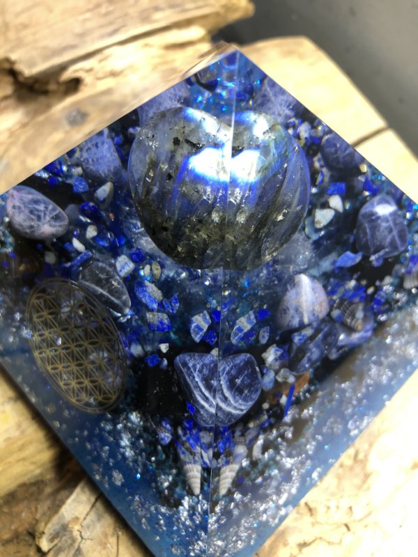 Orgonite pyramidale 12 cm avec Labradorite/Sodalite/Lapis-lazuli/Shungite brute/Cristal de roche