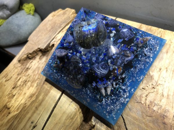 Orgonite pyramidale 12 cm avec Labradorite/Sodalite/Lapis-lazuli/Shungite brute/Cristal de roche