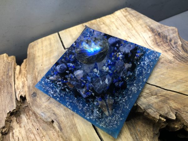 Orgonite pyramidale 12 cm avec Labradorite/Sodalite/Lapis-lazuli/Shungite brute/Cristal de roche