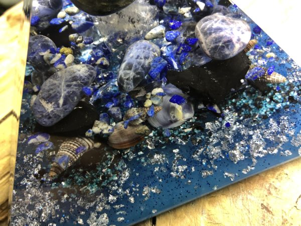 Orgonite pyramidale 12 cm avec Labradorite/Sodalite/Lapis-lazuli/Shungite brute/Cristal de roche